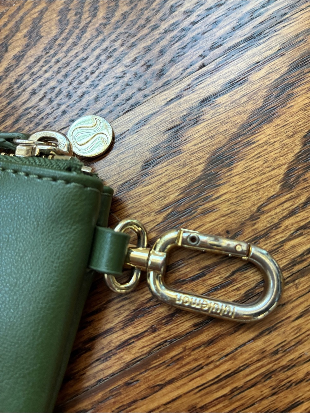Lululemon's "Barracks Green/Gold" pouch bag - Picture 11 of 12